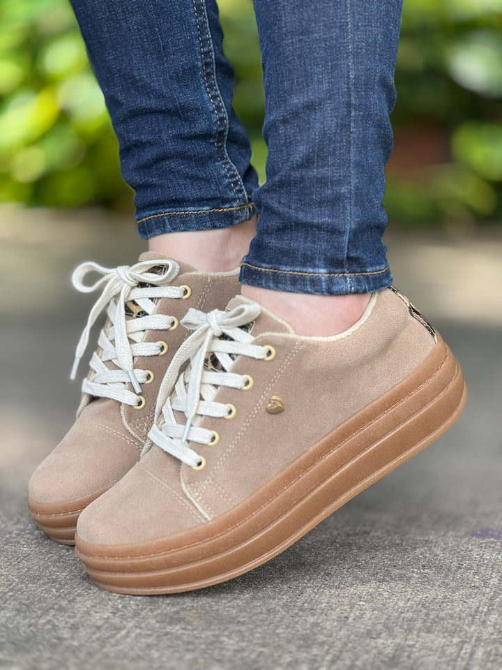 Tenis Cora beige con cordones claros y detalle de corazón