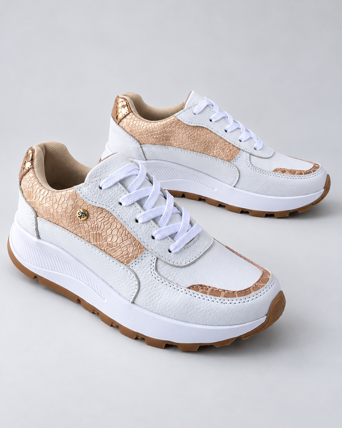 Vista de catálogo generada · Tenis Sevilla Blanco Oro Rosa · sevilla-studio · 2026-10-21